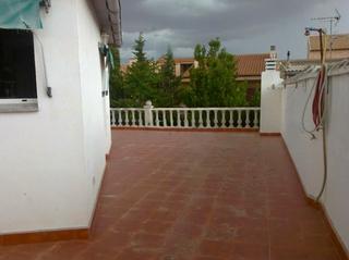 Semi detached house in Calle depósito 25. Chalet grande con patio y ático en la planta de arriba.