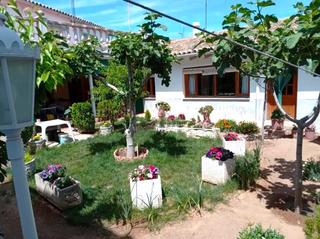 Casa adossada a Calle depósito 25. Chalet grande con patio y ático en la planta de arriba.