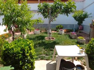 Maison jumelée à Calle depósito 25. Chalet grande con patio y ático en la planta de arriba.