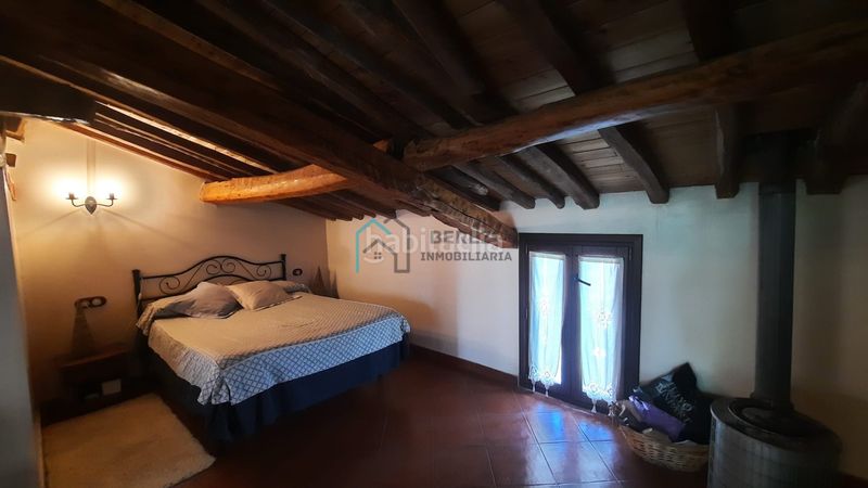 Foto 014732b8-e8f7-48ad-91e2-c718e3a73de9. Casa amb aparcament a Camprovín