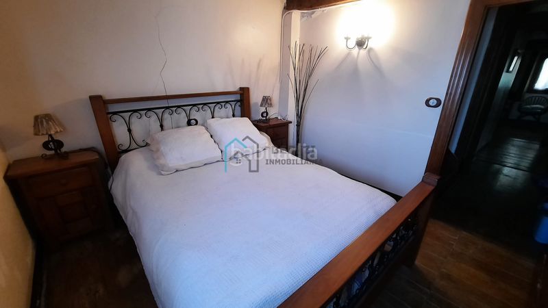 Foto 5ad5b387-28e3-49b0-b942-396ef67a193b. Casa amb aparcament a Camprovín