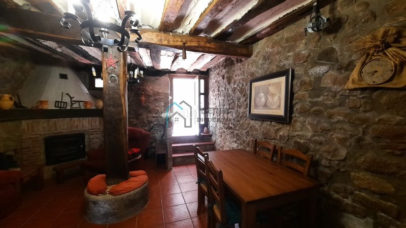 Foto 5e3626fe-7ff0-4ece-971d-d2894c114e16. Casa amb aparcament a Camprovín
