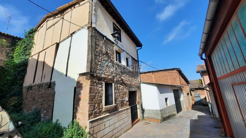 Foto 8293d753-5fff-4840-8e69-b1151c2d8235. Casa amb aparcament a Camprovín