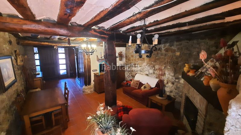 Foto c20e641a-282e-4e96-b579-c2fa5974bbb6. Casa amb aparcament a Camprovín