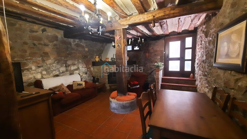 Foto c6bd8395-edc9-40a3-a38c-ab6be3583d1f. Casa amb aparcament a Camprovín