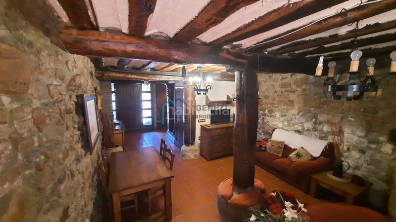 Foto ec2916a4-31fa-4b44-a8a6-9365bb849724. Casa amb aparcament a Camprovín