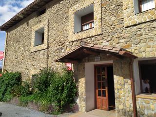 Casa  Usila auzunea. Se vende casa con terreno y rest junto , en ugao-miravalles.