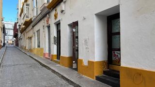 Local Comercial a Plaza de toros - Venta Vargas - Capitania. Local para reformar en el centro de san fernando se admite permu