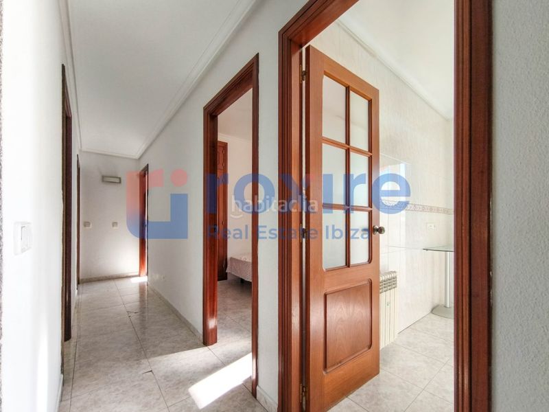 Foto 373bb4d8-7124-49aa-abbc-1f74064b40e3. Piso en calle bisbe abad i lasierra 47 piso. centro 3 habitaciones 2 baños terraza a reformar en Ibiza