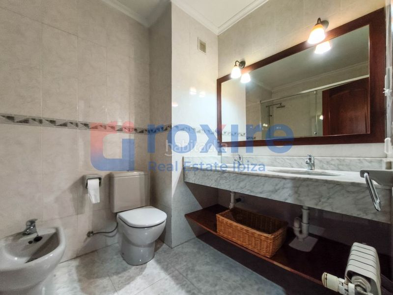 Foto 45155359-d262-44c5-a659-99eba4e0c82c. Piso en calle bisbe abad i lasierra 47 piso. centro 3 habitaciones 2 baños terraza a reformar en Ibiza