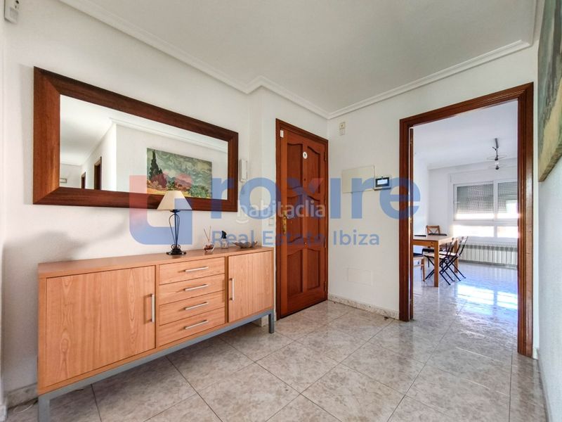 Foto 537f2dfc-ec74-4d21-b6f3-8bd12abf353d. Piso en calle bisbe abad i lasierra 47 piso. centro 3 habitaciones 2 baños terraza a reformar en Ibiza