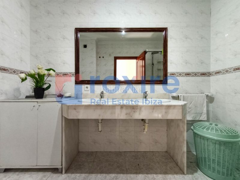 Foto 5a3663d1-7100-456c-8103-3718ec13e5d3. Piso en calle bisbe abad i lasierra 47 piso. centro 3 habitaciones 2 baños terraza a reformar en Ibiza