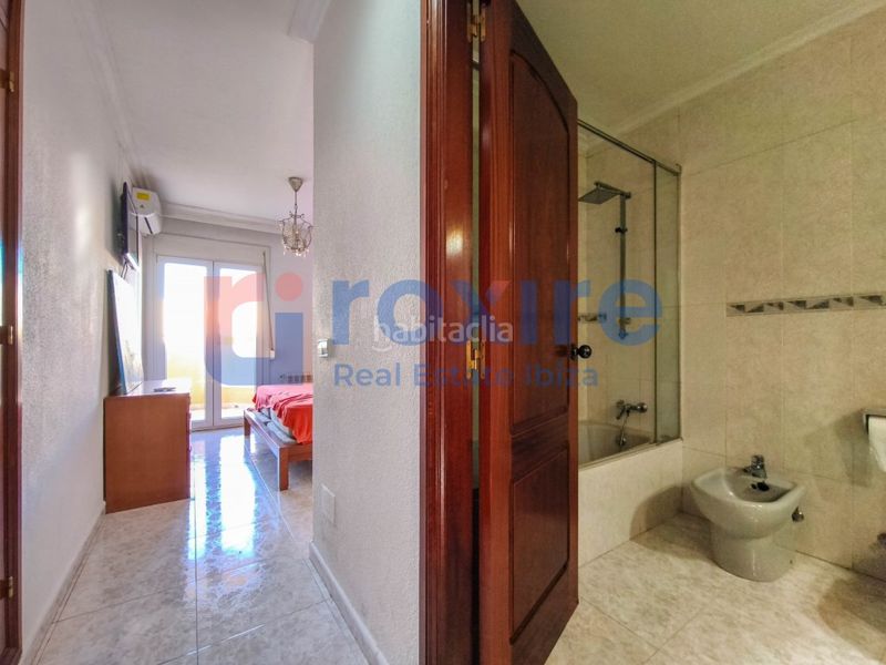 Foto 6816e482-6ffc-4800-a968-0a7cd7ad701c. Piso en calle bisbe abad i lasierra 47 piso. centro 3 habitaciones 2 baños terraza a reformar en Ibiza