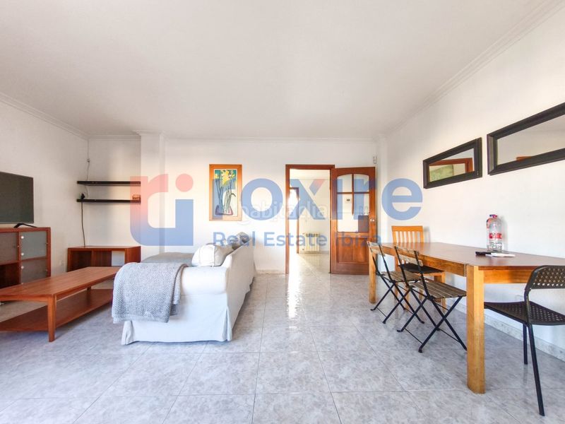 Foto 85c57ba7-451f-412e-babf-30f371dc7177. Piso en calle bisbe abad i lasierra 47 piso. centro 3 habitaciones 2 baños terraza a reformar en Ibiza