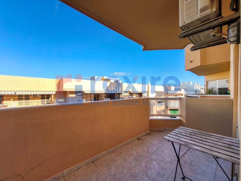 Foto 979782f1-9356-4132-af14-9332fe764159. Piso en calle bisbe abad i lasierra 47 piso. centro 3 habitaciones 2 baños terraza a reformar en Ibiza