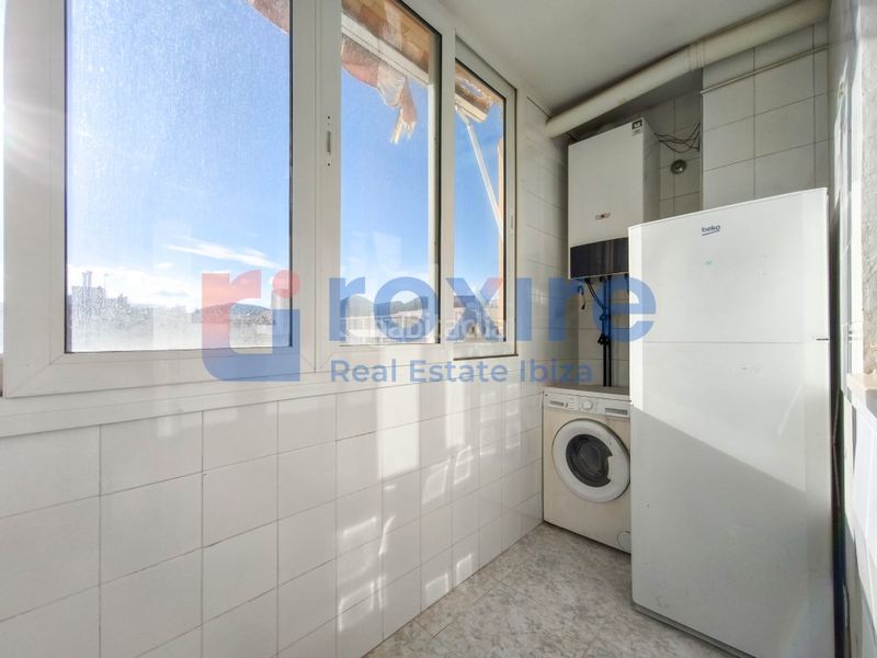 Foto 9aae282f-90b0-4a19-be4c-a261fbd1d03c. Piso en calle bisbe abad i lasierra 47 piso. centro 3 habitaciones 2 baños terraza a reformar en Ibiza