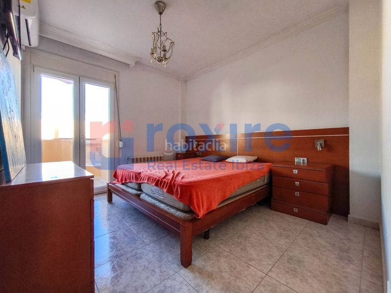 Foto 9f3ccfe2-cdd5-47f1-9bde-a4ef855b7612. Piso en calle bisbe abad i lasierra 47 piso. centro 3 habitaciones 2 baños terraza a reformar en Ibiza