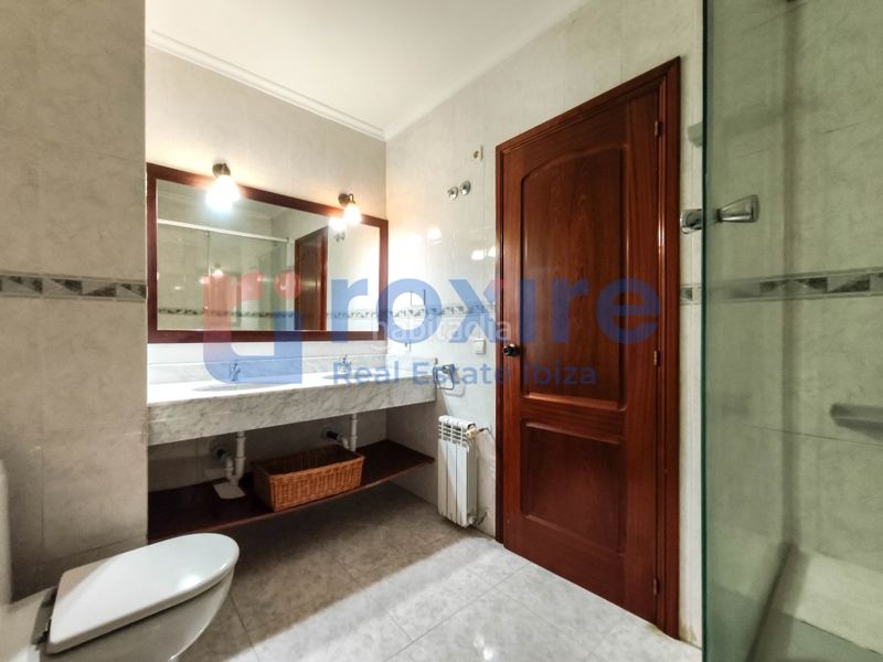 Foto b53d6a20-426b-4839-a163-3417bee1f281. Piso en calle bisbe abad i lasierra 47 piso. centro 3 habitaciones 2 baños terraza a reformar en Ibiza