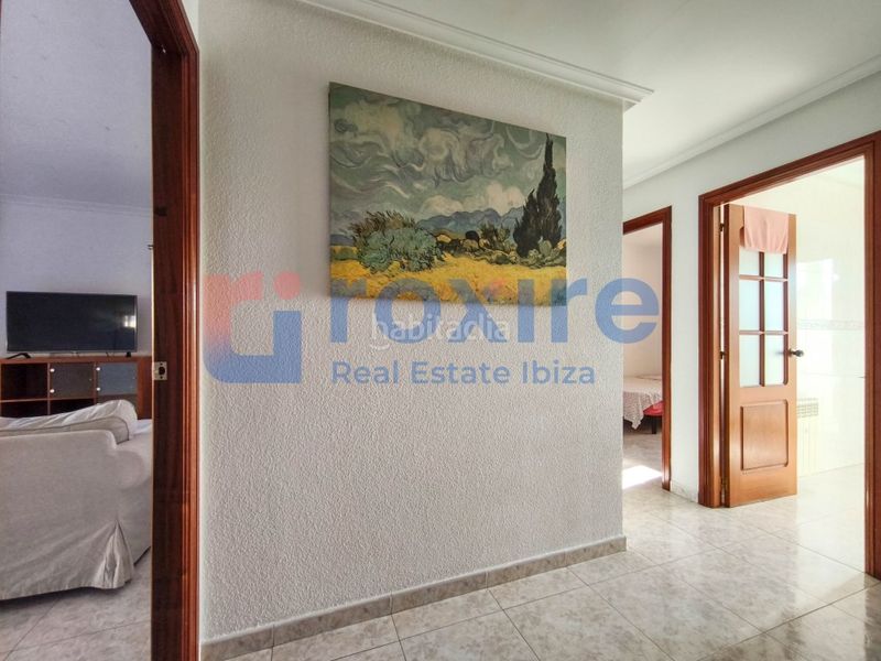 Foto c2d47cba-b145-46d6-a5bd-82218ef268e6. Piso en calle bisbe abad i lasierra 47 piso. centro 3 habitaciones 2 baños terraza a reformar en Ibiza