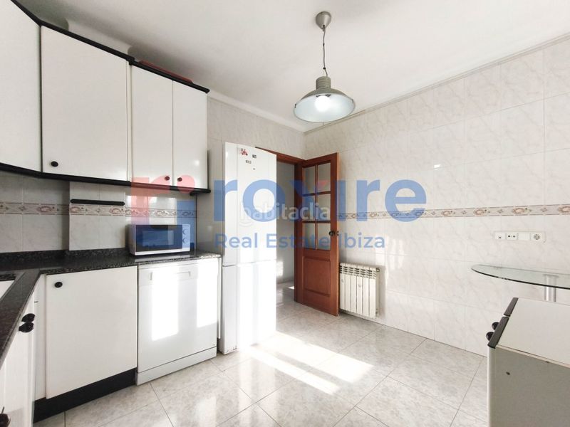 Foto c433087f-33e9-41ee-b415-3e2a82cc29ce. Piso en calle bisbe abad i lasierra 47 piso. centro 3 habitaciones 2 baños terraza a reformar en Ibiza