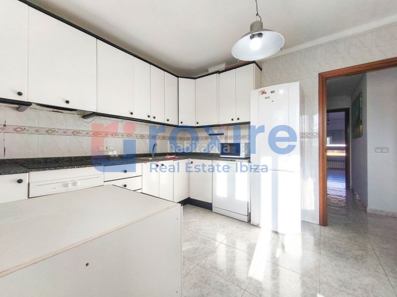 Foto f7668faf-eb18-4cc3-ba4e-2388ef5ab467. Piso en calle bisbe abad i lasierra 47 piso. centro 3 habitaciones 2 baños terraza a reformar en Ibiza