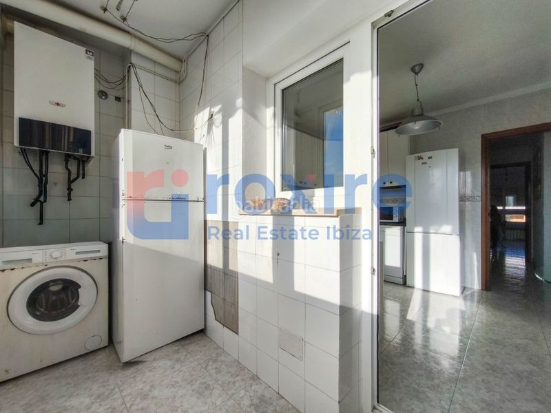 Foto f8938ccb-1546-4548-9086-d6e2f9605d93. Piso en calle bisbe abad i lasierra 47 piso. centro 3 habitaciones 2 baños terraza a reformar en Ibiza
