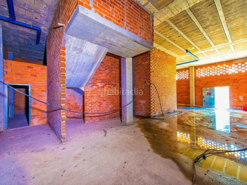 Foto 5dd8e6e0-ebda-4fb5-aeaf-7b27a4935002. Local comercial  ubicado en el centro de la ciudad, con amplia fachada y muy luminoso en milladoiro. en Ames