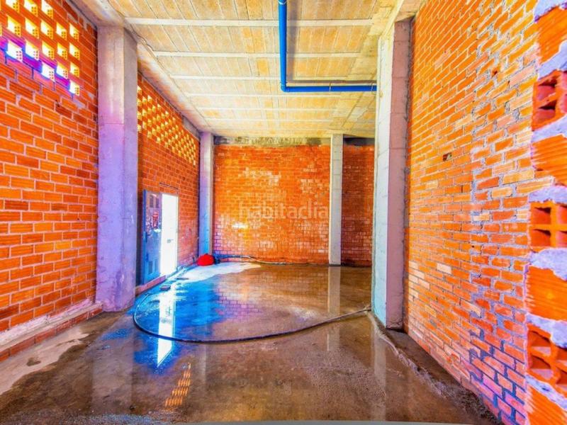Foto 7bc00c94-e1b3-46c9-8467-259d60e37c77. Local comercial  ubicado en el centro de la ciudad, con amplia fachada y muy luminoso en milladoiro. en Ames