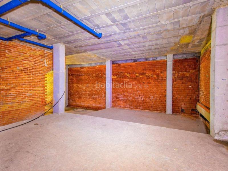 Foto e7b78ca8-04ef-4509-a97e-b3701e6a3d64. Local comercial  ubicado en el centro de la ciudad, con amplia fachada y muy luminoso en milladoiro. en Ames