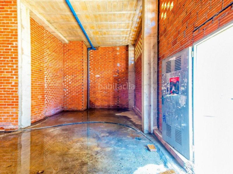 Foto fdb915e1-f48e-4059-be77-6353ff9f97a0. Local comercial  ubicado en el centro de la ciudad, con amplia fachada y muy luminoso en milladoiro. en Ames