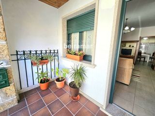 Chalet  Pedro arias. Casa en venta en el centro de ribeira con patio y gran amplitud