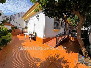 Casa a Los Narejos_Punta Calera. Bungalow en planta baja con solario, jardín y piscina comunitari