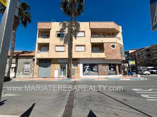Gebäude in Centro. Venta de pensión en funcionamiento, con vivienda y garaje privad