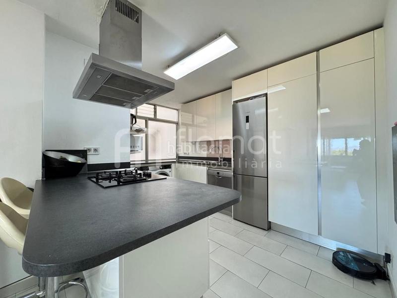 Foto 52d2b04f-e240-484f-aa35-6bb975f47e8a. Piso  reformado con ascensor y balcón en Centre Figueres