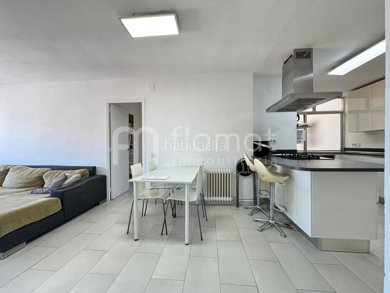 Foto d1d79323-f9bd-4355-bace-42a27c56d993. Piso  reformado con ascensor y balcón en Centre Figueres