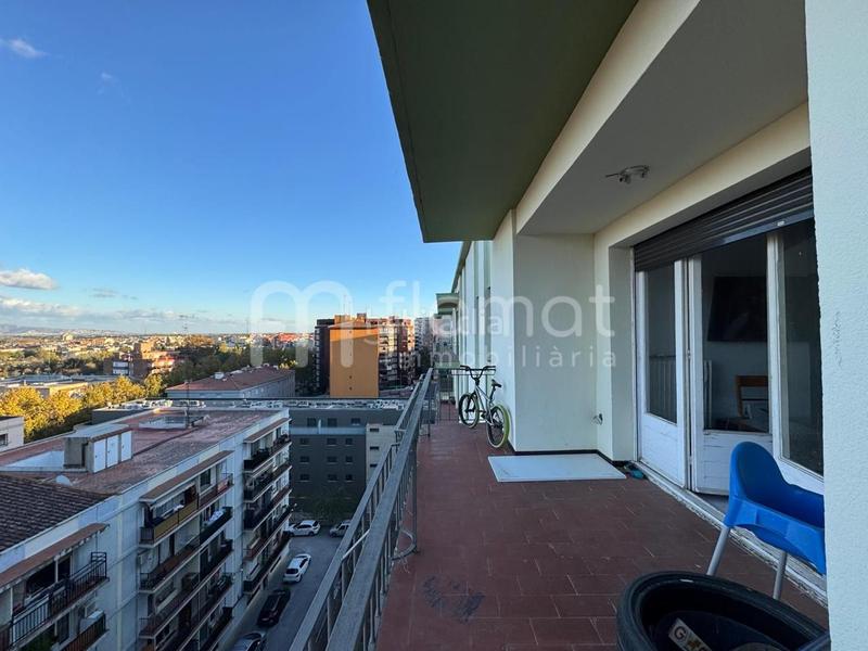 Foto 6a3cf1b1-e2a3-4bcf-8b01-51540df5c06d. Piso amplio piso piso de cuatro habitaciones en Eixample-Horta Capallera Figueres