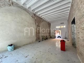 Lloguer Local Comercial  De vilallonga. Local con encanto en figueres