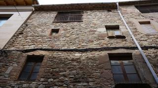 Masia  Comerç. Casa de piedra en venta compuesta de local comercial y vivienda
