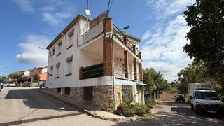 Casa  Canigó. Casa independiente esquinera con dos viviendas, gran garaje, jar