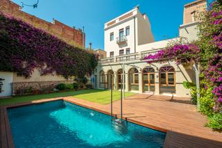 Maison à Eixample. Gran casa señorial en el centro reformada con jardín, piscina y