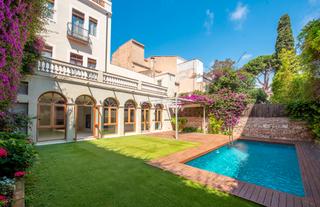 Haus in Eixample. Gran casa señorial en el centro reformada con jardín, piscina y
