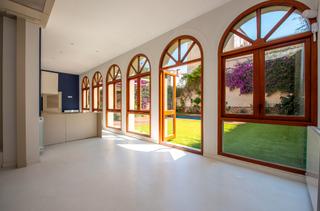 Casa a Eixample. Gran casa señorial en el centro reformada con jardín, piscina y