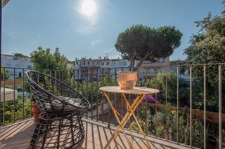 Dúplex a Volta de l´Ametller. Dúplex con terraza en zona tranquila y soleada