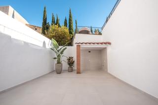 Casa adossada a Eixample. Casa reformada con patio