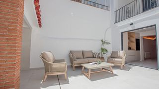 Semi detached house in Eixample. Casa reformada con patio