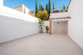 Casa adossada a Eixample. Casa reformada con patio