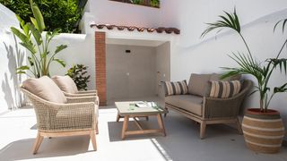 Semi detached house in Eixample. Casa reformada con patio