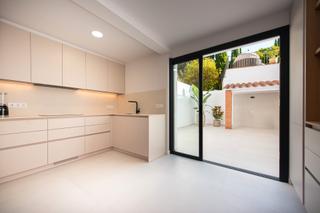 Reihenhaus in Eixample. Casa reformada con patio