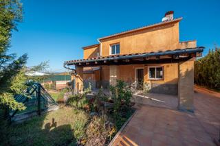 Haus in Llagostera. Casa con jardín en llagostera