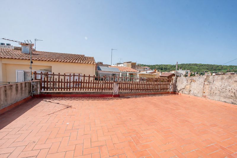 Foto eef703b4-a8d4-40ea-af56-26dd20732fd8. Masia amb xemeneia calefacció a Eixample Sant Feliu de Guíxols